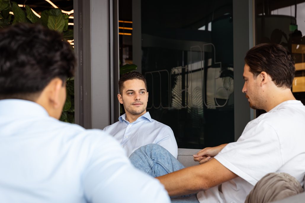 Twee consultants in gesprek aan tafel