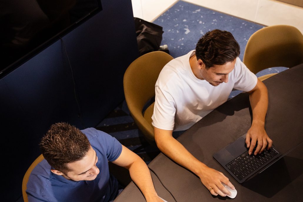 Samen naar de cijfers kijken op een laptop